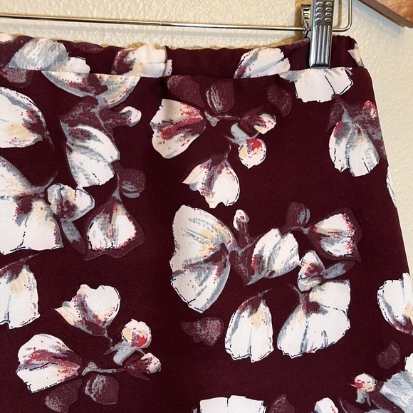 Bobeau Floral Mini Office Skirt - Picture 3 of 11
